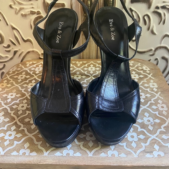 Eva & Zoe Black Leather T-Strap Shoes, Size 8 - Picture 2 of 12